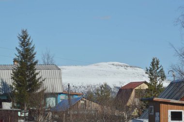Dağ ve mavi gökyüzü ile manzara