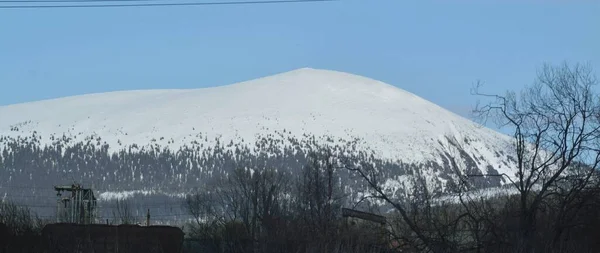 Dağ ve mavi gökyüzü ile manzara