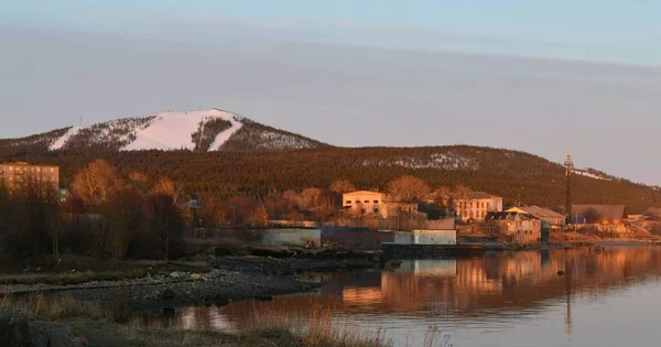 Visa Stad Och Berg — Stockfoto