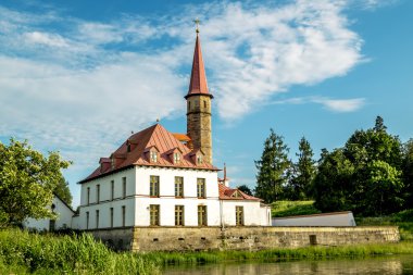 Tarikat Palace Gatchina parkta havuz kıyısında.