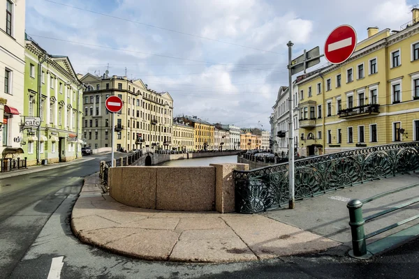 Utsikt över floden Moyka vallen i Sankt Petersburg. — Stockfoto