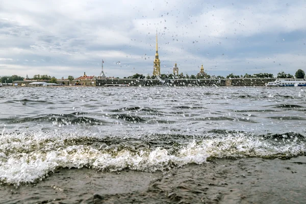 Salpicando olas en el río Neva y vista de Pedro y Pablo para —  Fotos de Stock