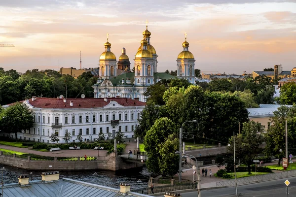 Het uitzicht vanaf de hoogte van de kathedraal van Nikolsky bij zonsondergang in — Stockfoto