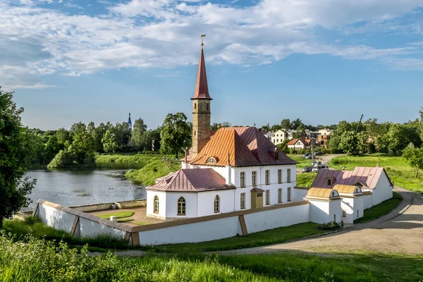 Priory palats på stranden av en damm i en Park i Gatchina. — Stockfoto