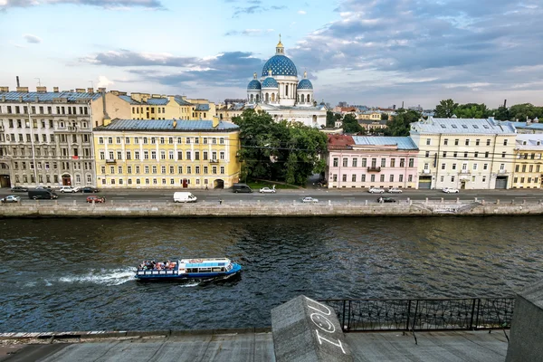 Vue sur la rivière Fontanka et la cathédrale de la Trinité depuis le toit i — Photo