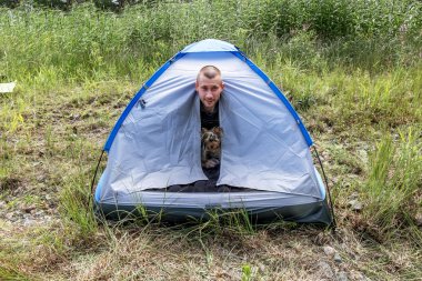 Köpekli adam bizim çadır ayakta ahşap dışarı baktı