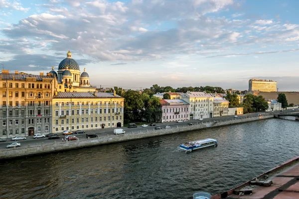 Uitzicht op de Fontanka rivier en Trinity-kathedraal vanaf het dak ik — Stockfoto