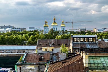 Gün batımı Nikolsky katedral yüksekliğini görünümünden 