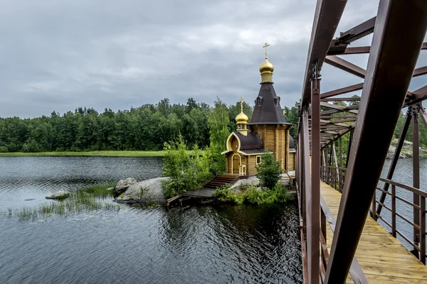 Visa av den kyrkan St Andrew på ön på den sjön Vuoks — Stockfoto