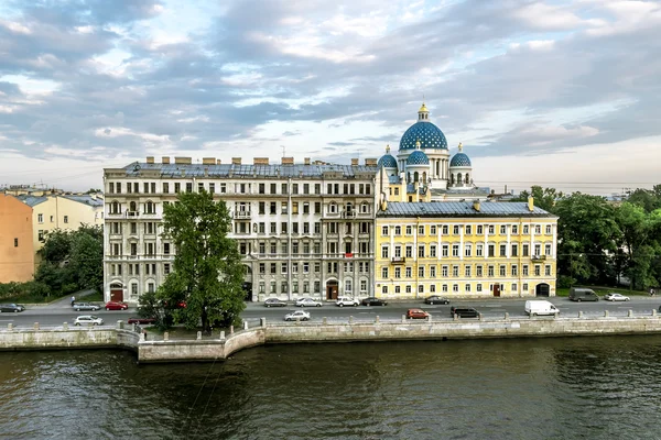 Pohled z řeky Fontanka a katedrála Nejsvětější Trojice ze střechy i — Stock fotografie