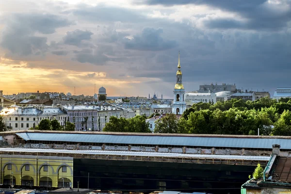 Uitzicht vanaf de top van de bell toren van de St. Nicholas kathedraal van — Stockfoto