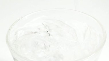 İçecek bir bardak buz atma