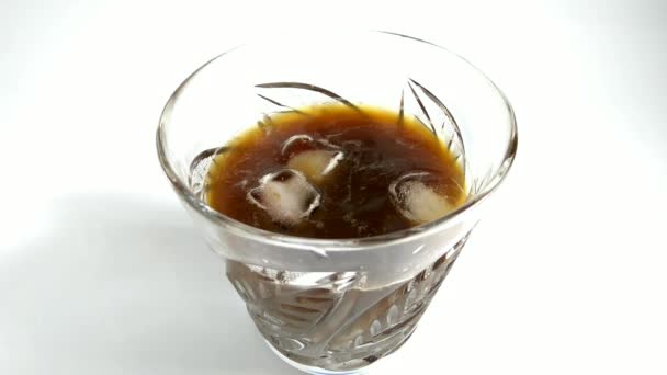 En un vaso de bebida tirando cubitos de hielo — Vídeos de Stock