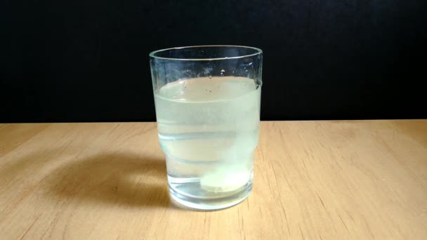 В стакане воды бросать шипучие таблетки — стоковое видео