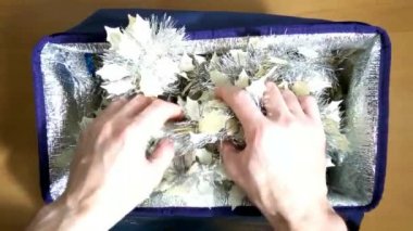 Tablo Noel oyuncaklar üzerinde eller yaymak