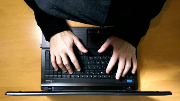 Haker programista pracuje na laptopie przy biurku — Wideo stockowe