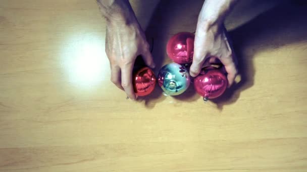 Mãos estendidas sobre a mesa brinquedos de Natal — Vídeo de Stock