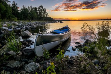 Gölün kıyısında Kano olduğunu 