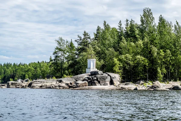 Navigation mark on the rocks on the shore of Ladoga lake. — Stock Photo, Image