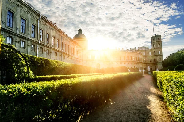 Das Ensemble des Gatchina-Palastes bei Sonnenuntergang. — Stockfoto