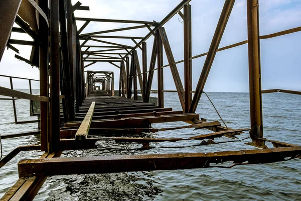 Muelle metálico oxidado abandonado en el Golfo de Finlandia en Leningrado r —  Fotos de Stock