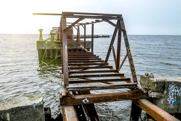 レニングラード r フィンランドの湾の放棄されたさびた金属桟橋 — ストック写真