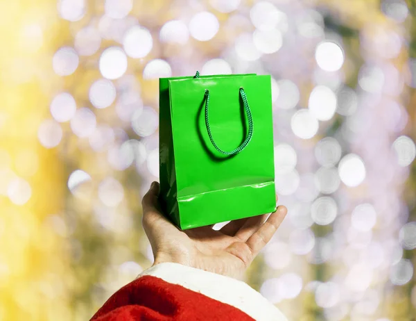 Père Noël tenant un sac avec des cadeaux — Photo