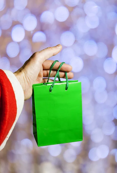 Weihnachtsmann hält eine Tüte mit Geschenken — Stockfoto
