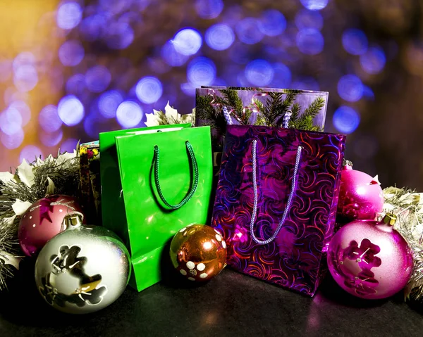 Mehrere bunte Geschenktüten und Weihnachtsdekorationen — Stockfoto