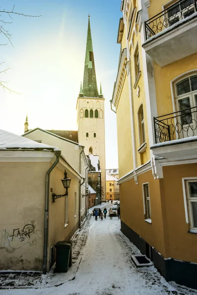 Muro della città e Cattedrale di Sant'Olaf nella vecchia Tallinn. Estonia — Foto Stock