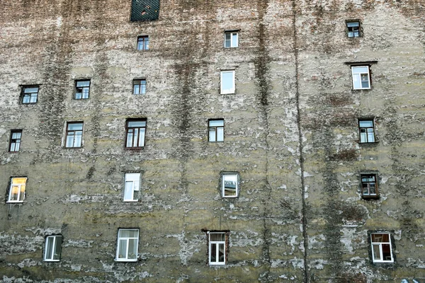 Parete di una vecchia casa con finestre diverse a San Pietroburgo . — Foto Stock