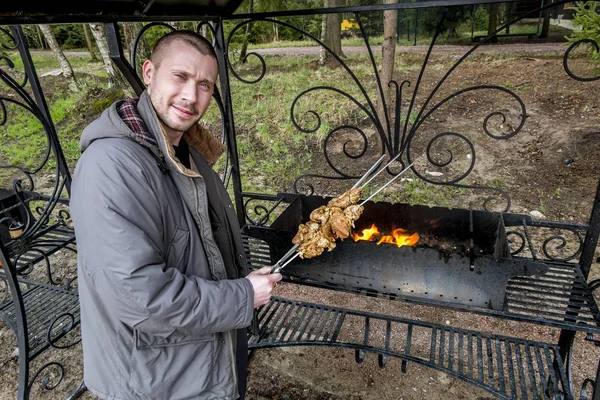 Człowiek, gotowanie szaszłyki z grilla — Zdjęcie stockowe