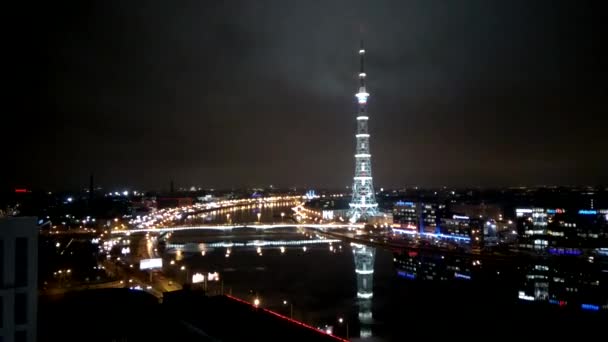 鳥の飛行の高さのサンクトペテルブルク テレビ タワーの時間経過のビデオ。ロシア. — ストック動画