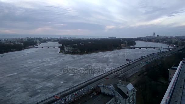 Video selang waktu yang menghadap ke tanggul Ushakovskay dari sungai Neva di St. Petersburg dari ketinggian penerbangan burung. . — Stok Video