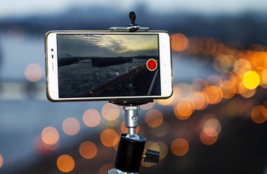 Belgili tanımlık smartphone bir video çekim bir tripod üzerinde sabit