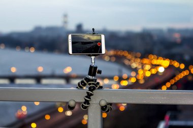 Belgili tanımlık smartphone bir video çekim bir tripod üzerinde sabit