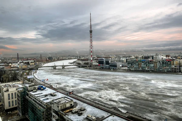 Вид на реку Неву и Санкт-Петербургскую телебашню с хеем — стоковое фото