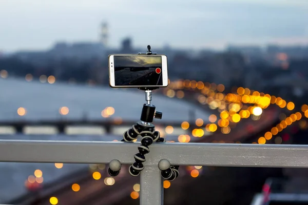 O smartphone é fixado em um tripé filmando um vídeo — Fotografia de Stock