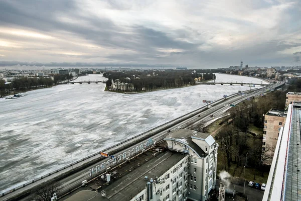Die Aussicht von den Höhen auf den Fluss Newa und Uschakowskaja die — Stockfoto