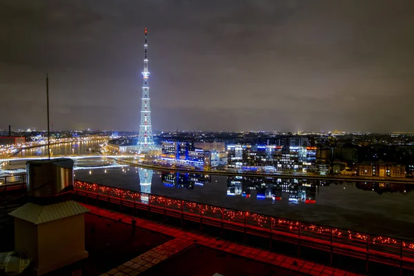 La vue de la hauteur sur la rivière Neva et la tour de télévision — Photo