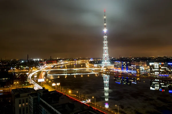 La vue de la hauteur sur la rivière Neva et la tour de télévision — Photo