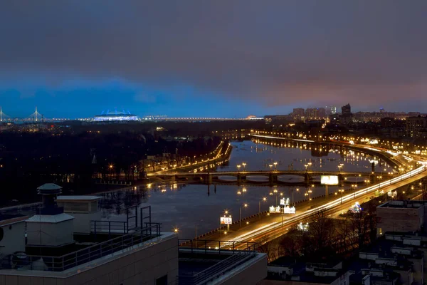 Het uitzicht vanaf de hoogten op de rivier de Neva in de avond ligh — Stockfoto