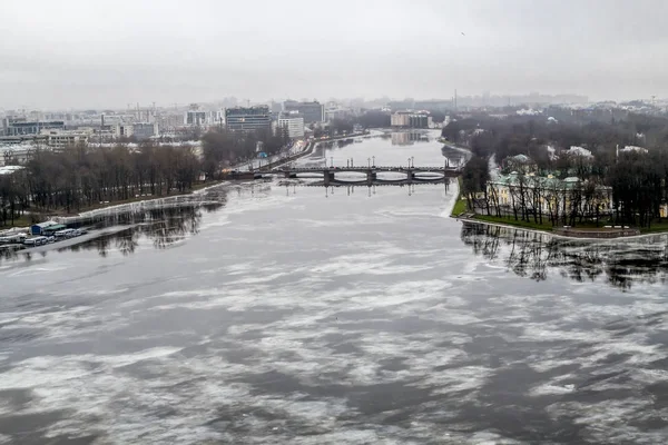 Widok z wysokości nad Newą w wieczór ligh — Zdjęcie stockowe