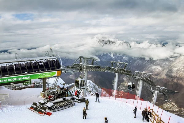 滑雪缆车在索契红波利亚纳背景下的美丽 — 图库照片