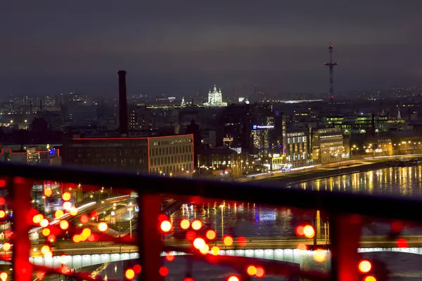 Bekijken van de bezienswaardigheden van de stad vanaf een hoogte in St. Petersburg.Russ — Stockfoto