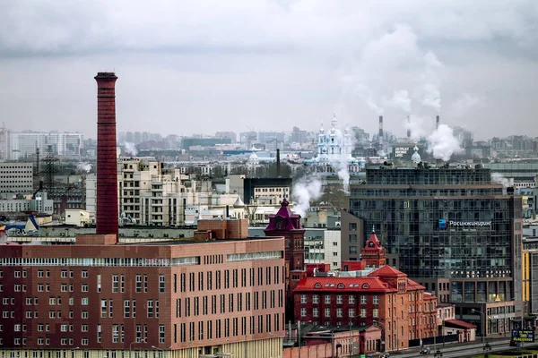 Bekijken van de bezienswaardigheden van de stad vanaf een hoogte in St. Petersburg.Russ — Stockfoto