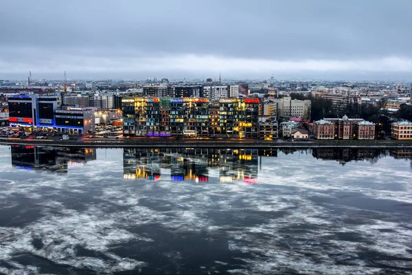 La vista dall'alto del moderno edificio sul Aptekarsk — Foto Stock