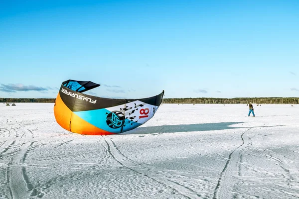 Спортсмены занимались сноукайтингом на ледовом озере Хепоярви — стоковое фото