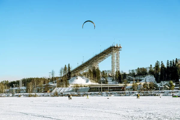 スキーし、ジャンプで Kavgolovo で教育訓練センターに — ストック写真
