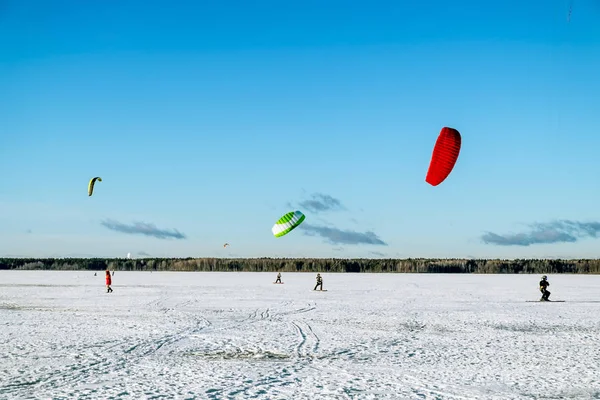 Atletas envolvidos em Snowkiting no lago de gelo Khepoyarvi — Fotografia de Stock